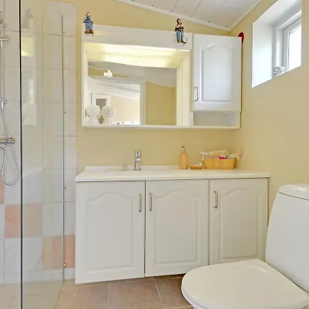 Two-bedroom Holiday In 21 *